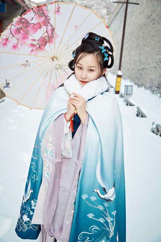 身穿古装汉服的东方女子图片