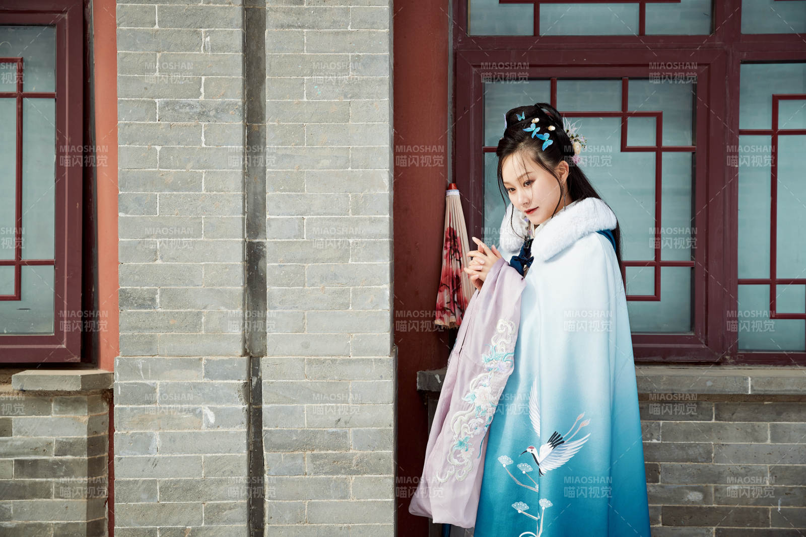 身穿古装汉服的东方女子图片