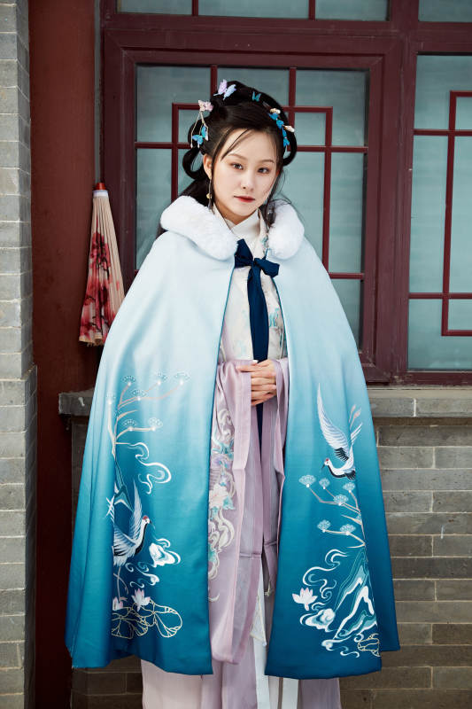 身穿古装汉服的东方女子图片