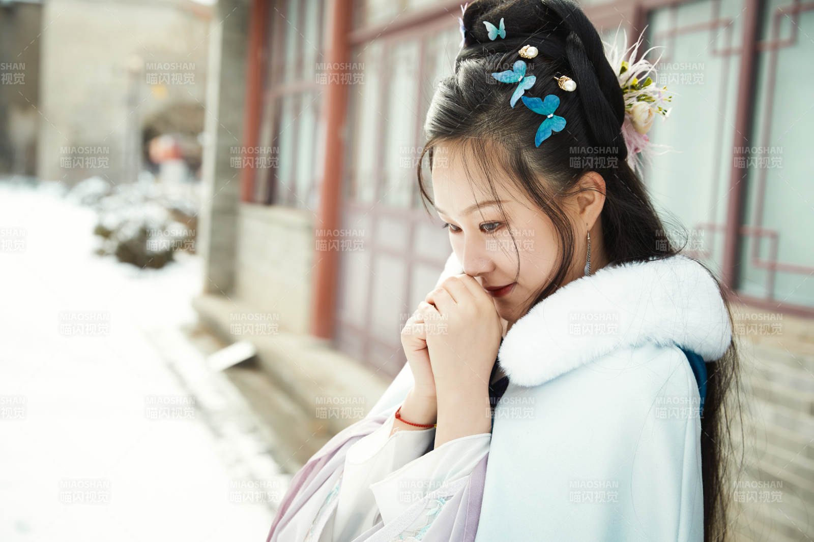 身穿古装汉服的东方女子图片