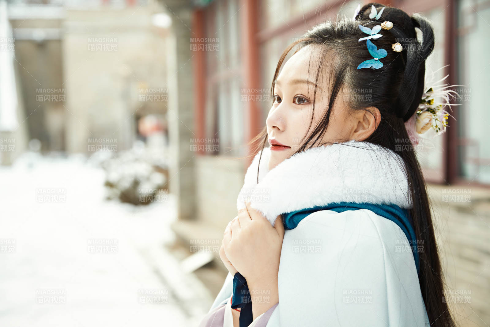 身穿古装汉服的东方女子图片