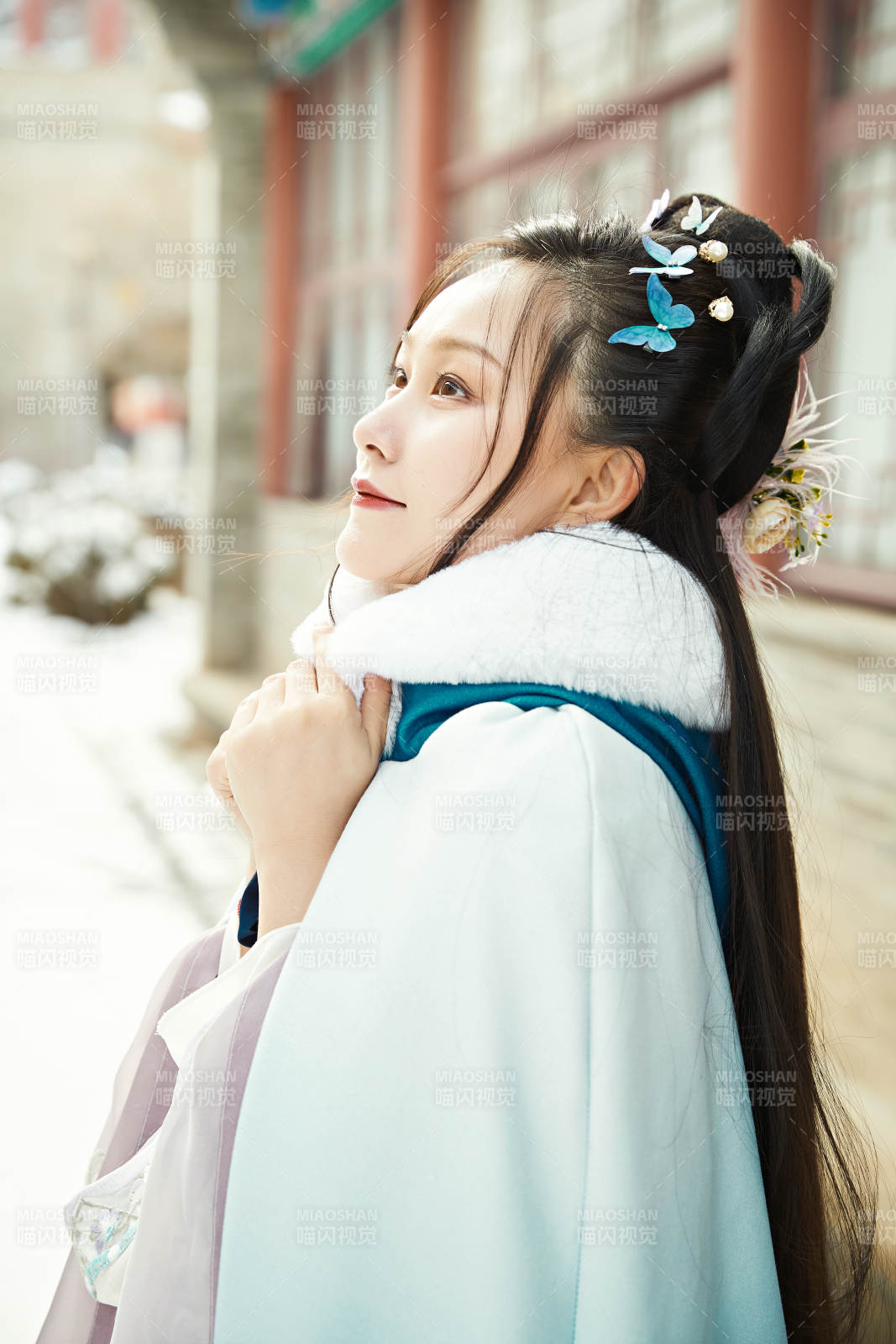 身穿古装汉服的东方女子图片