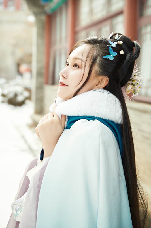 身穿古装汉服的东方女子图片