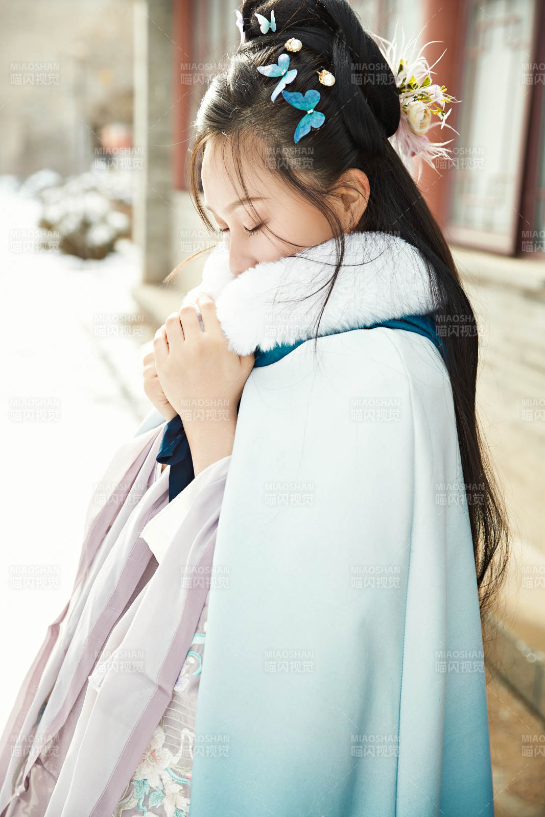 身穿古装汉服的东方女子图片