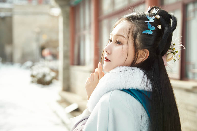 身穿古装汉服的东方女子图片