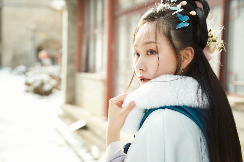 身穿古装汉服的东方女子图片