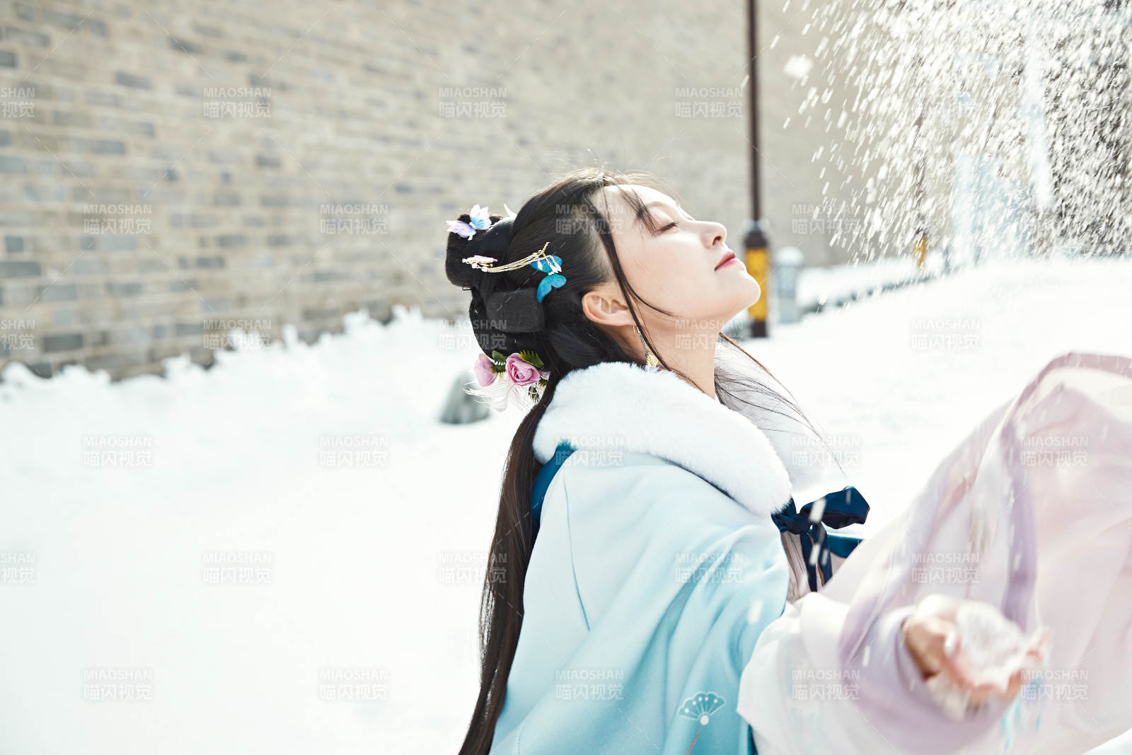 身穿古装汉服的东方女子图片