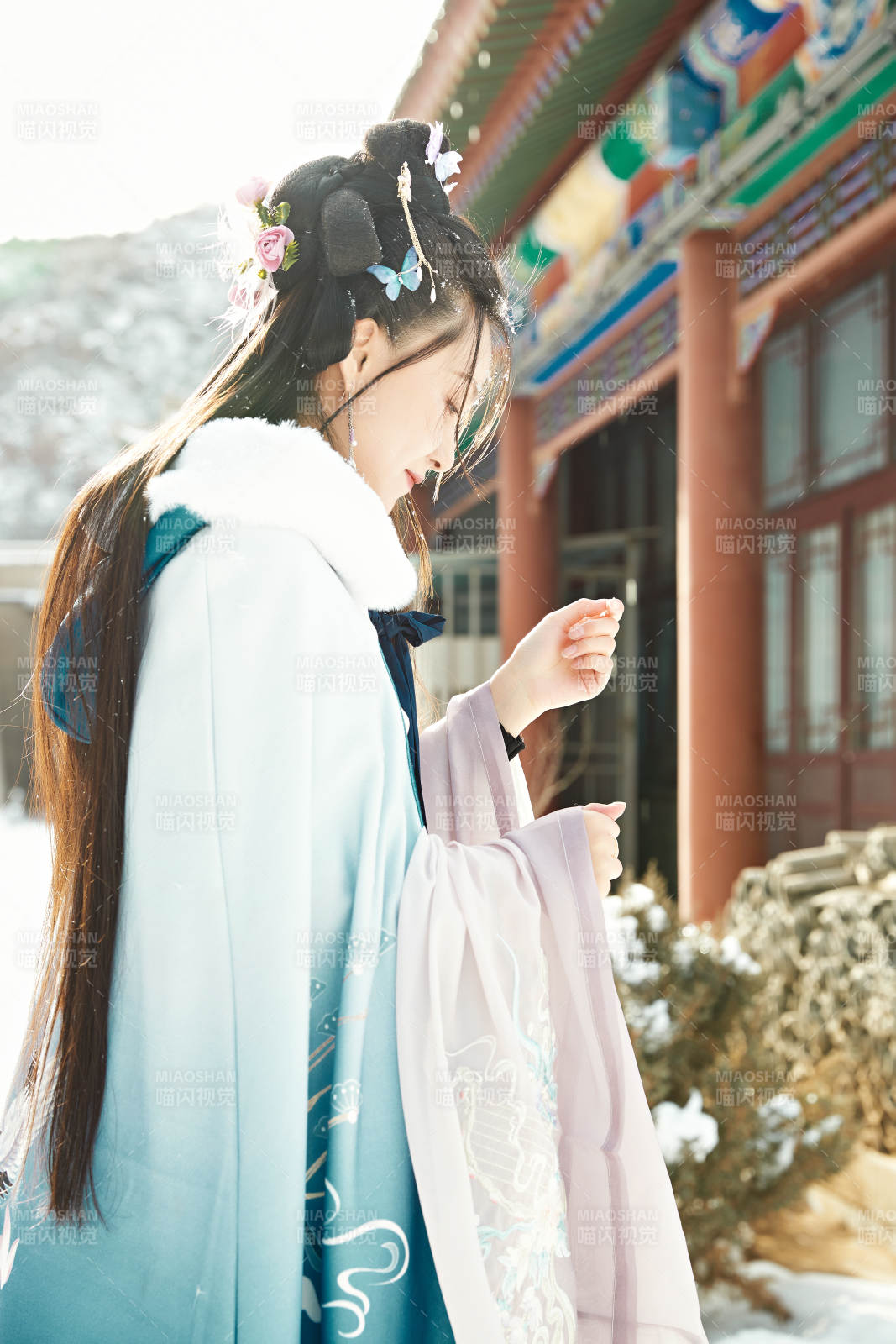 身穿古装汉服的东方女子图片