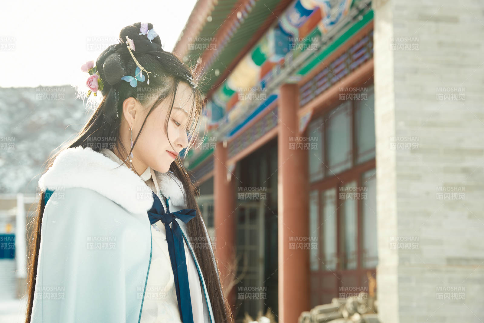 身穿古装汉服的东方女子图片