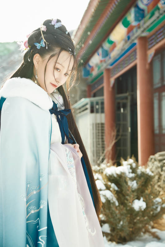 身穿古装汉服的东方女子图片