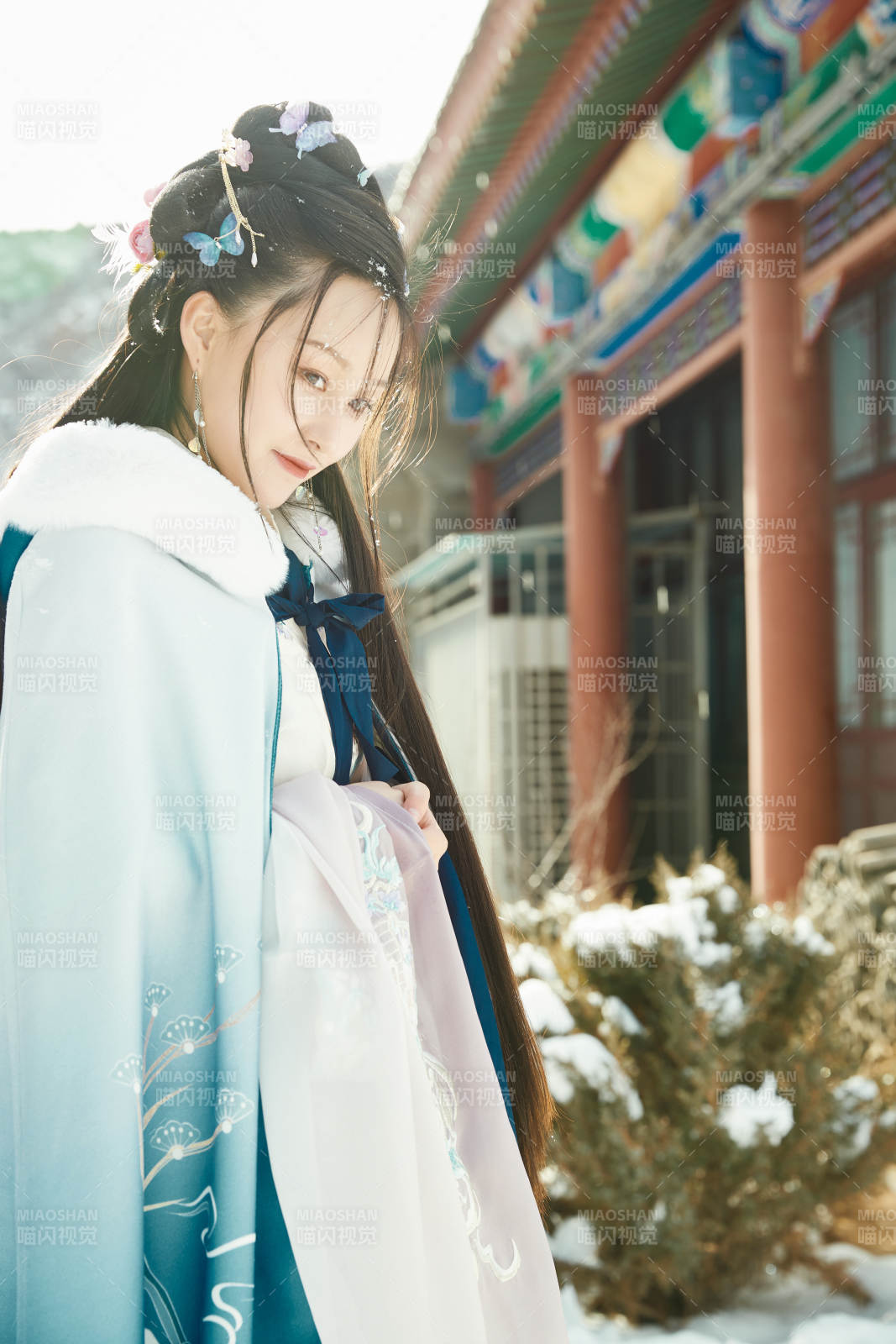 身穿古装汉服的东方女子图片