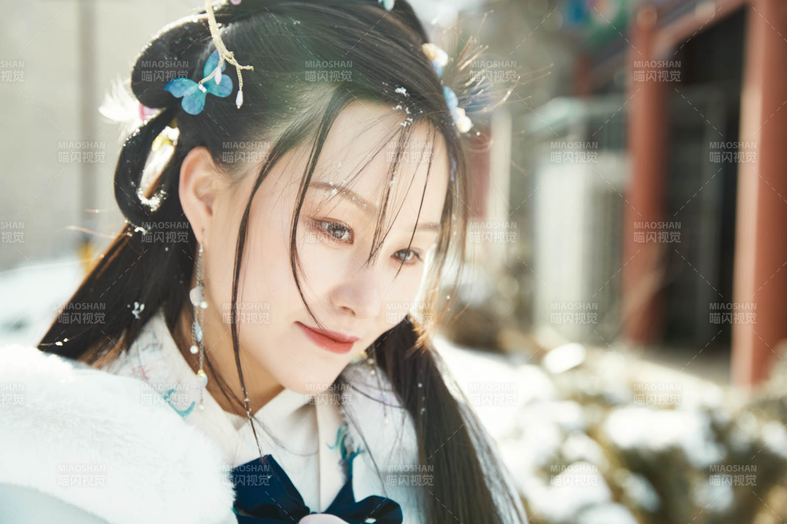 身穿古装汉服的东方女子图片