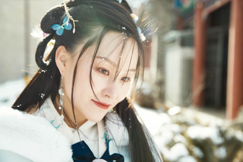 身穿古装汉服的东方女子图片