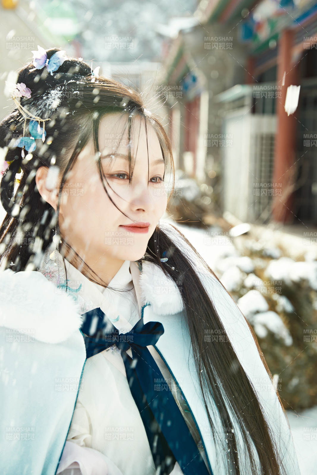 身穿古装汉服的东方女子图片