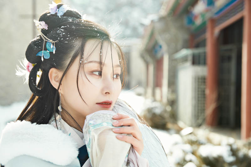 身穿古装汉服的东方女子图片