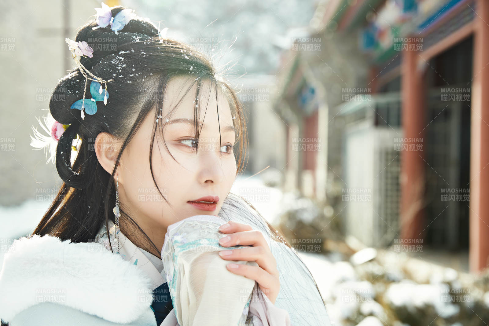 身穿古装汉服的东方女子图片