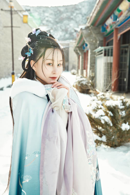 身穿古装汉服的东方女子图片