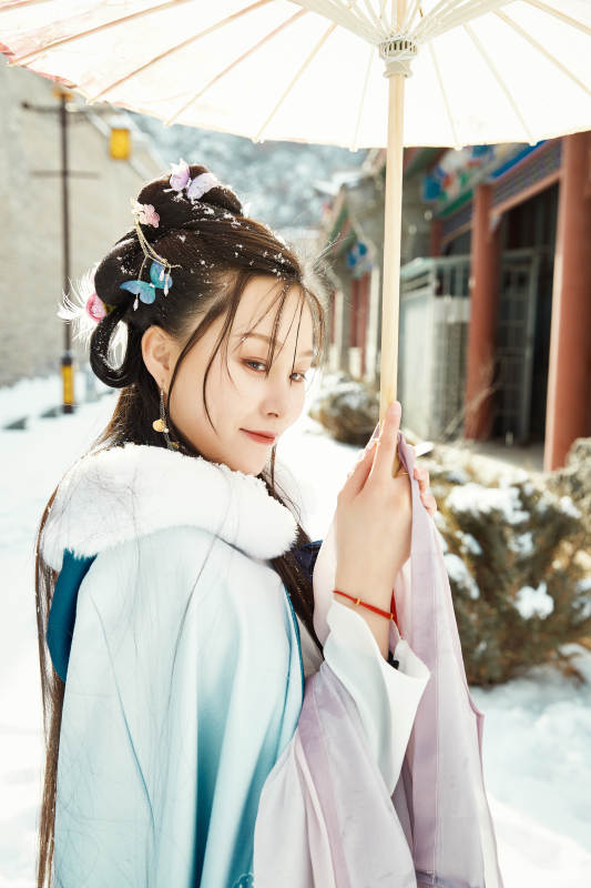 身穿古装汉服的东方女子图片