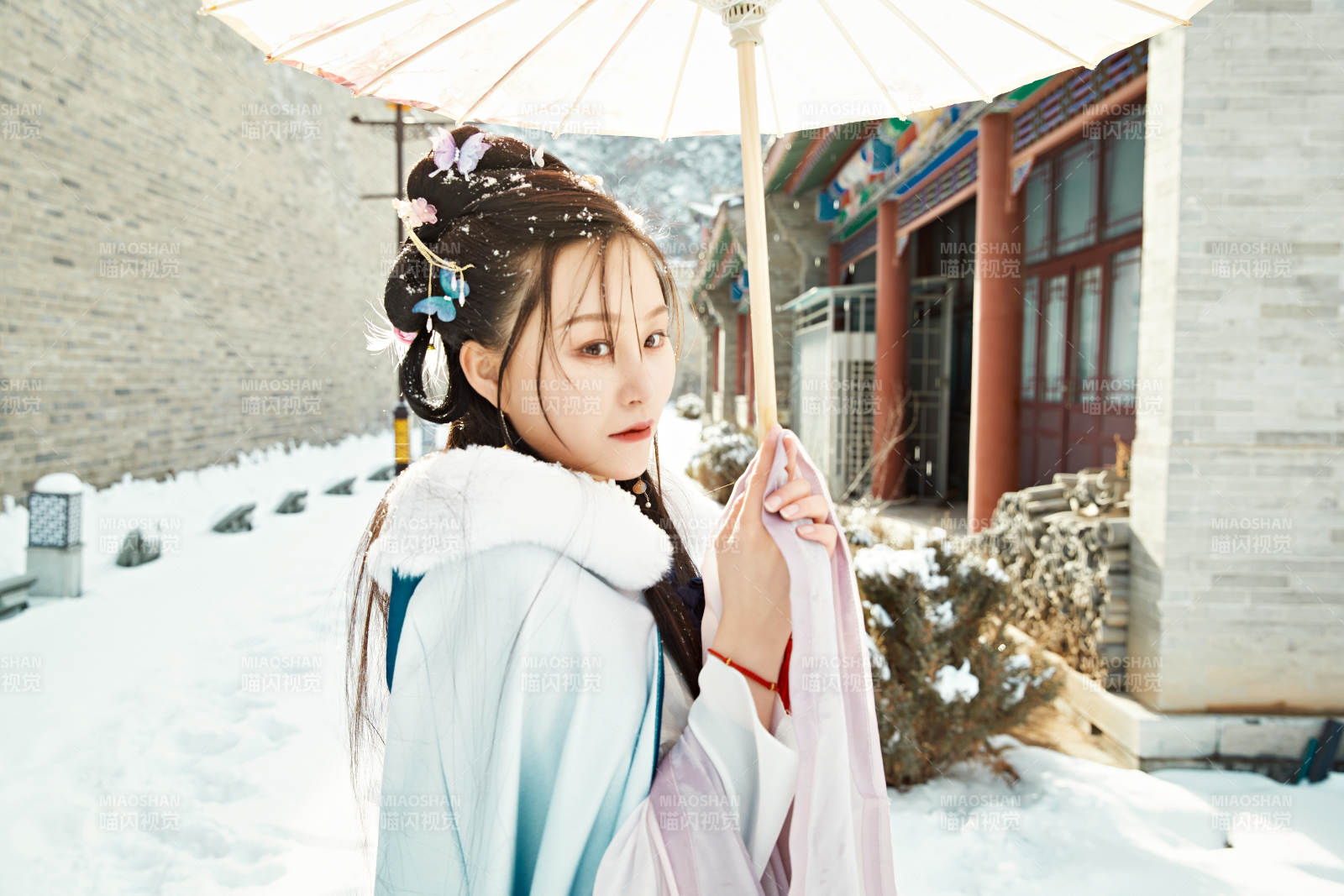 身穿古装汉服的东方女子图片