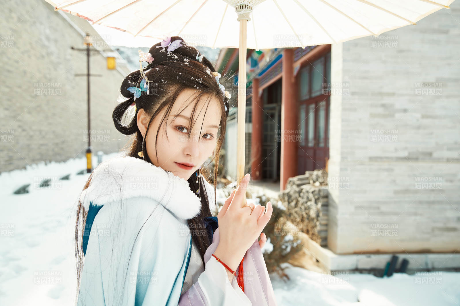 身穿古装汉服的东方女子图片