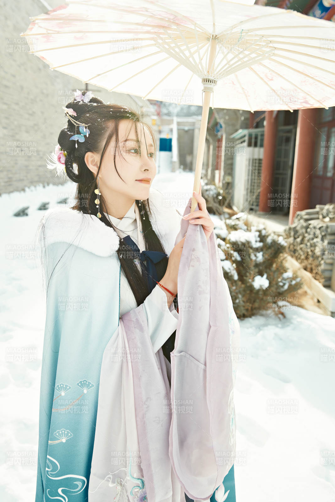 身穿古装汉服的东方女子图片