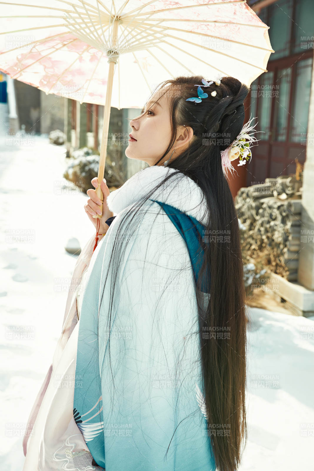 身穿古装汉服的东方女子图片