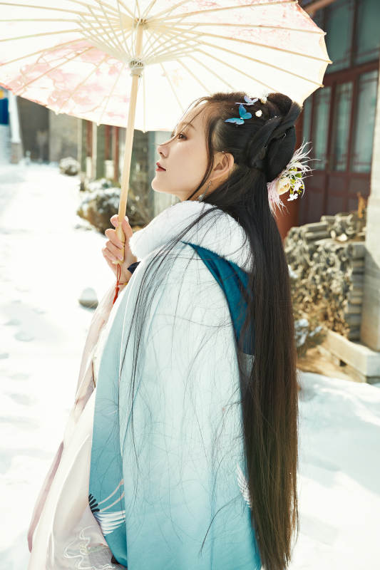 身穿古装汉服的东方女子图片