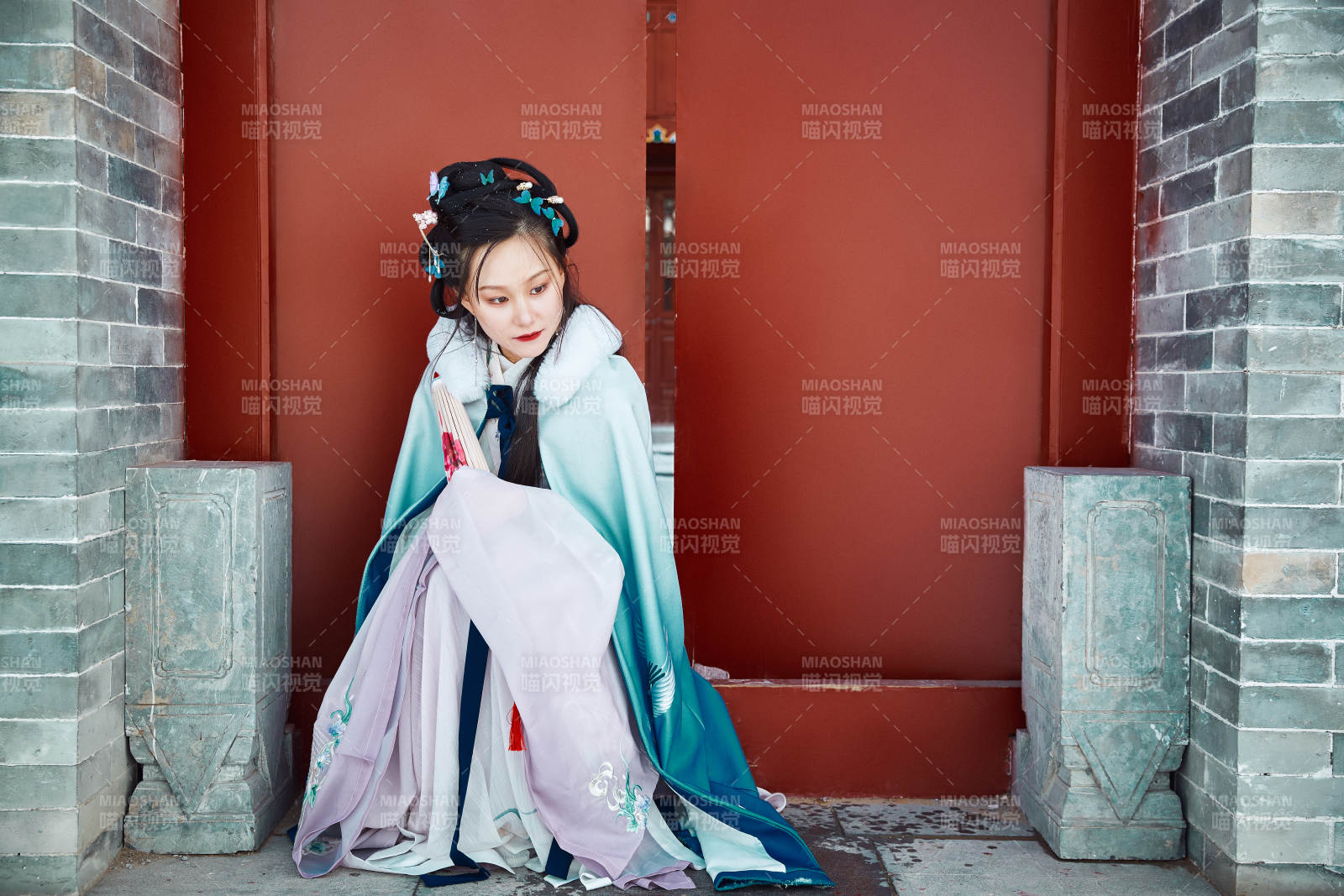 身穿古装汉服的东方女子图片