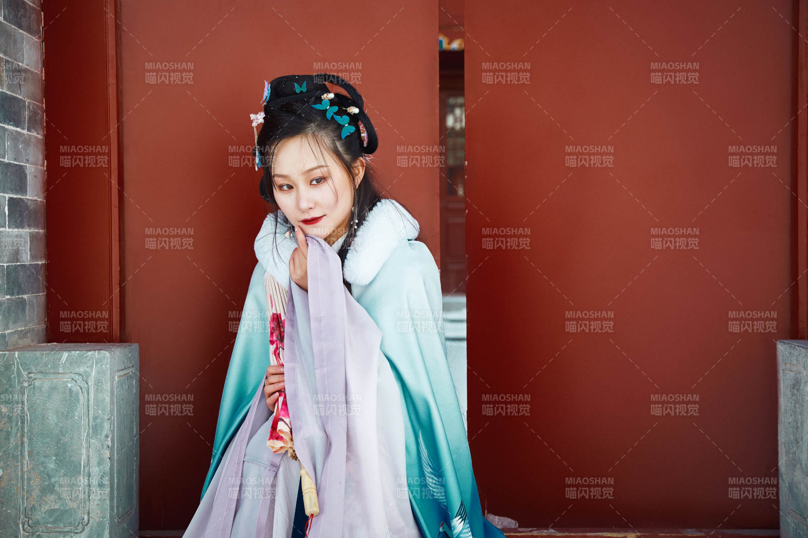 身穿古装汉服的东方女子图片