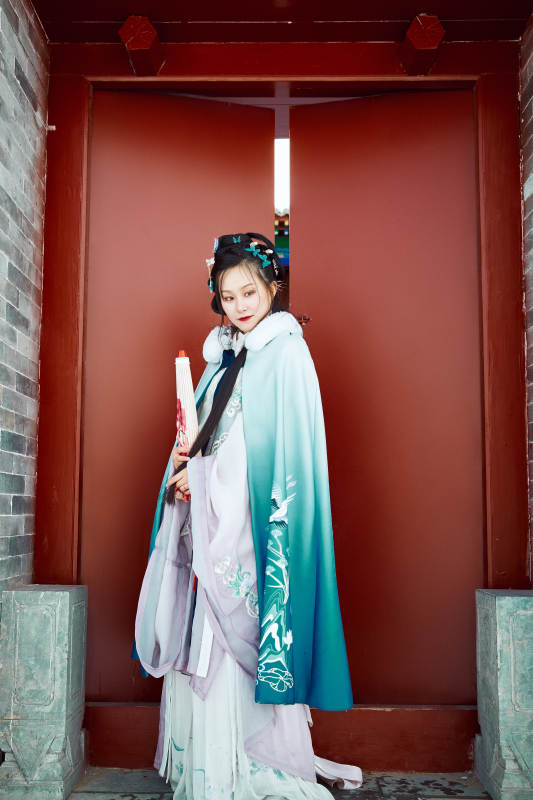 身穿古装汉服的东方女子图片