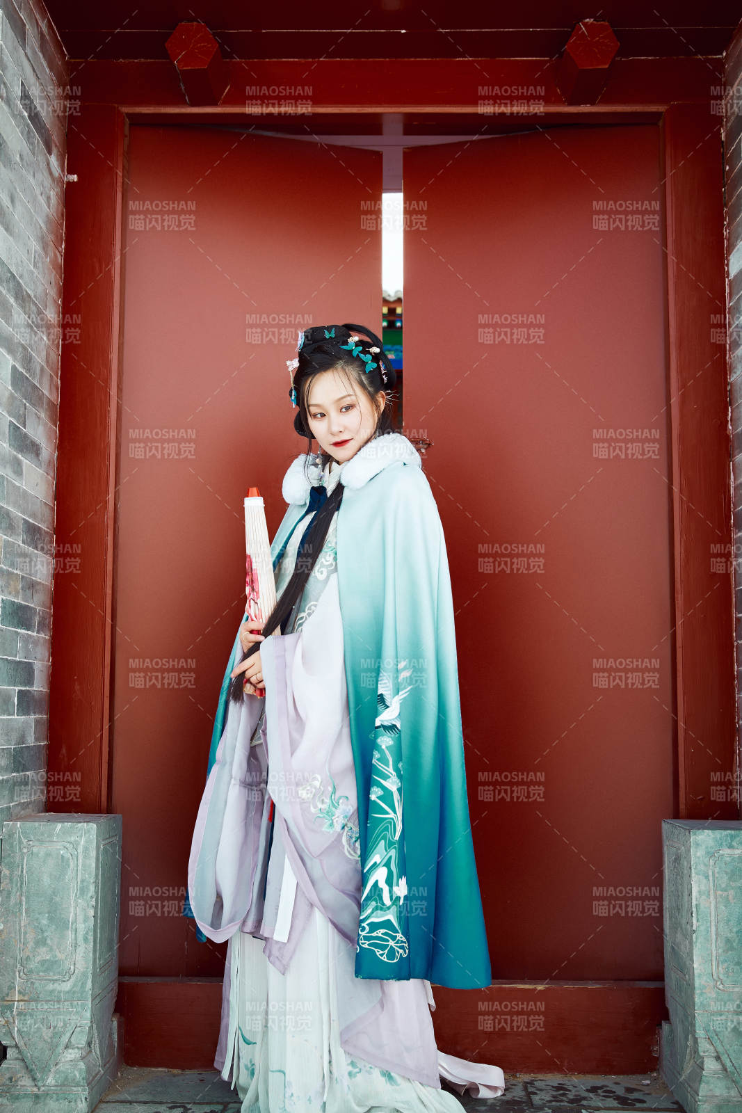 身穿古装汉服的东方女子图片