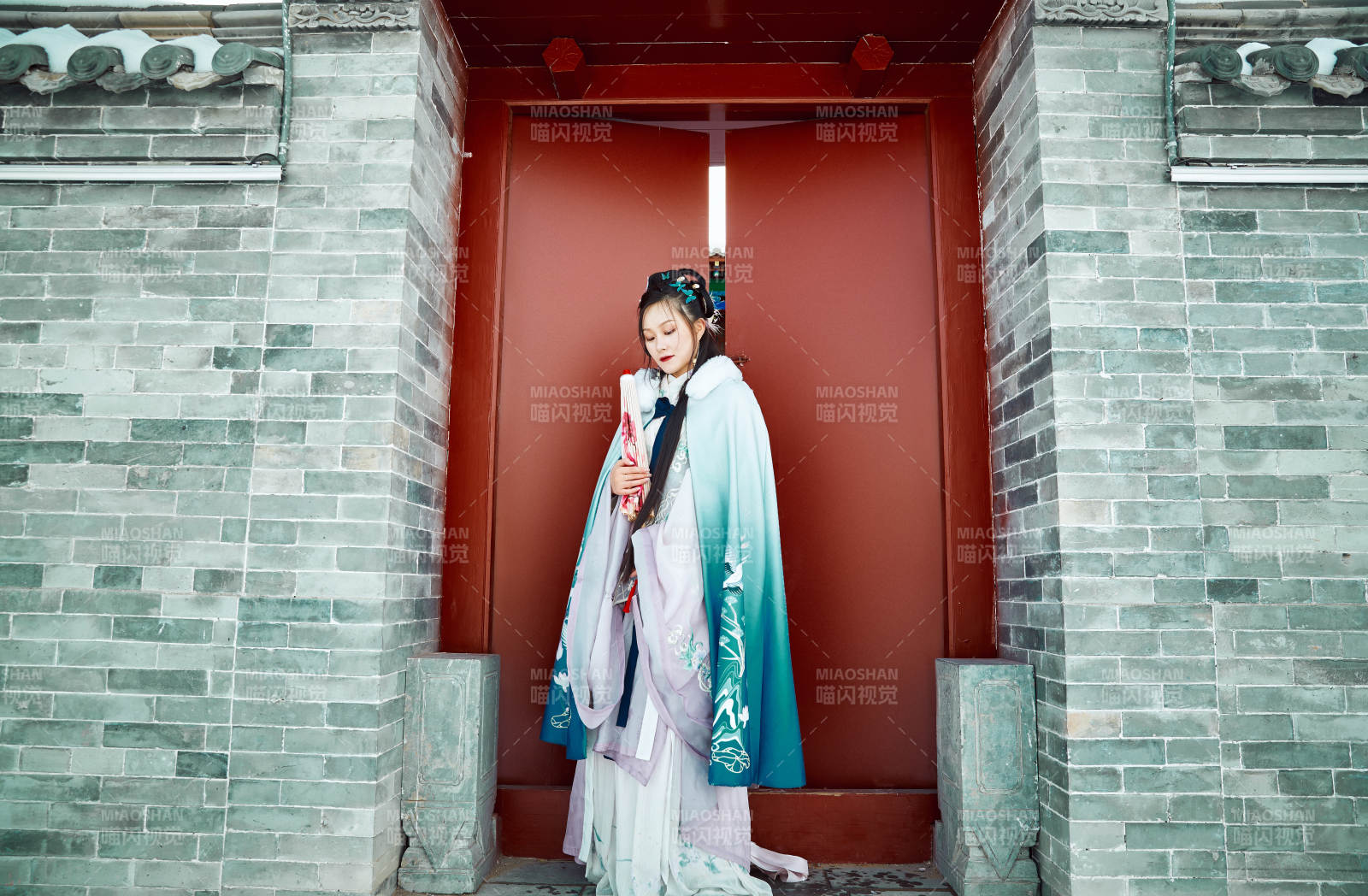 身穿古装汉服的东方女子图片