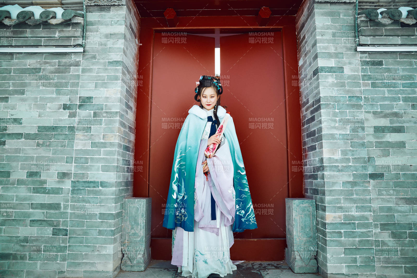 身穿古装汉服的东方女子图片