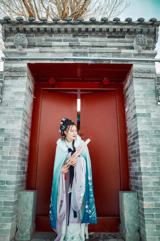 身穿古装汉服的东方女子图片