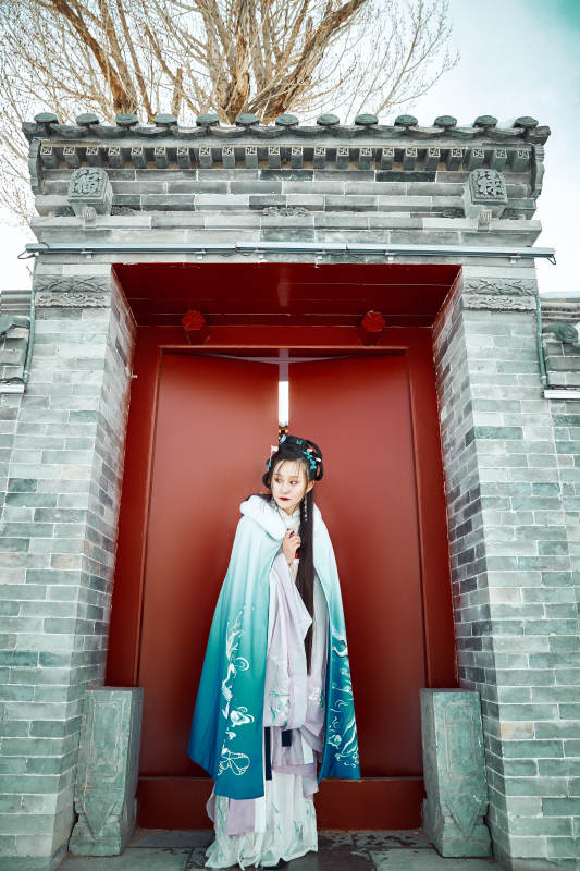 身穿古装汉服的东方女子图片