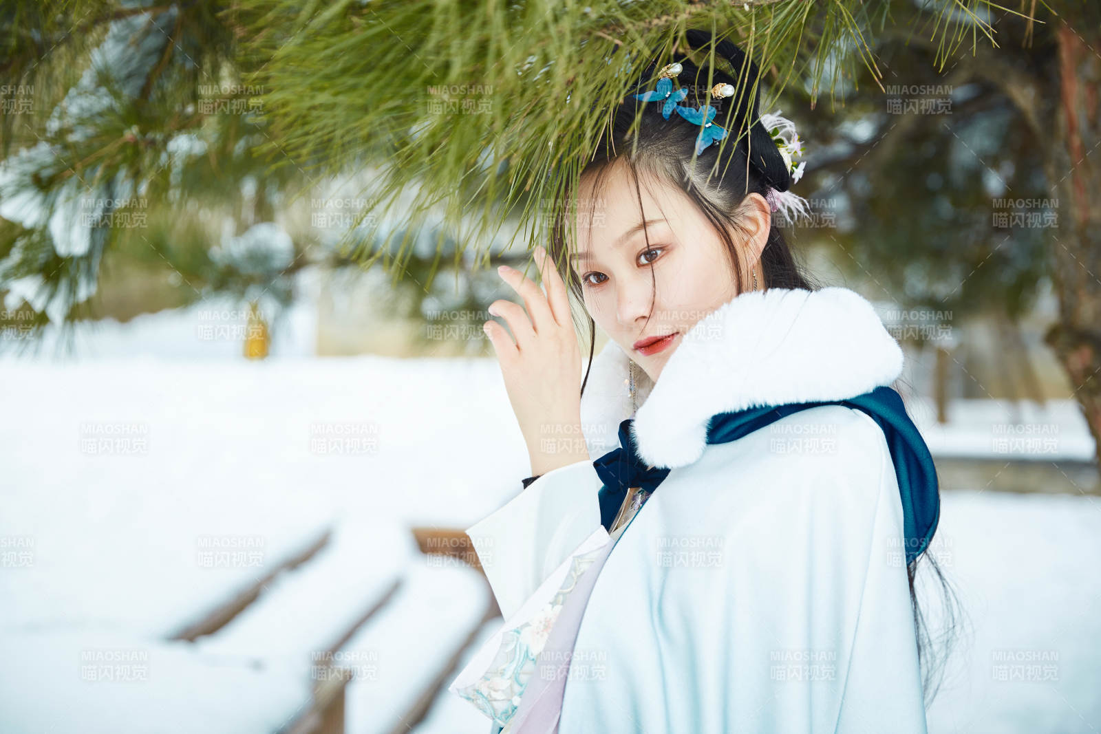 身穿古装汉服的东方女子图片