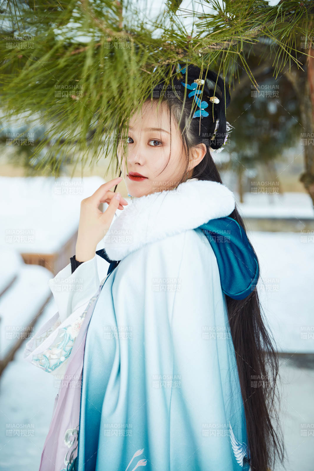 身穿古装汉服的东方女子图片