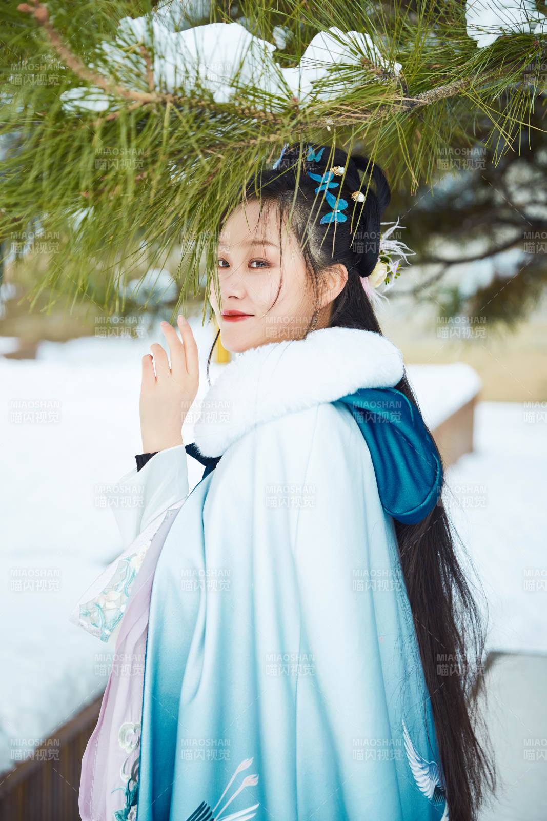 身穿古装汉服的东方女子图片