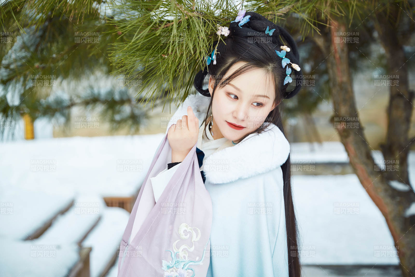 身穿古装汉服的东方女子图片