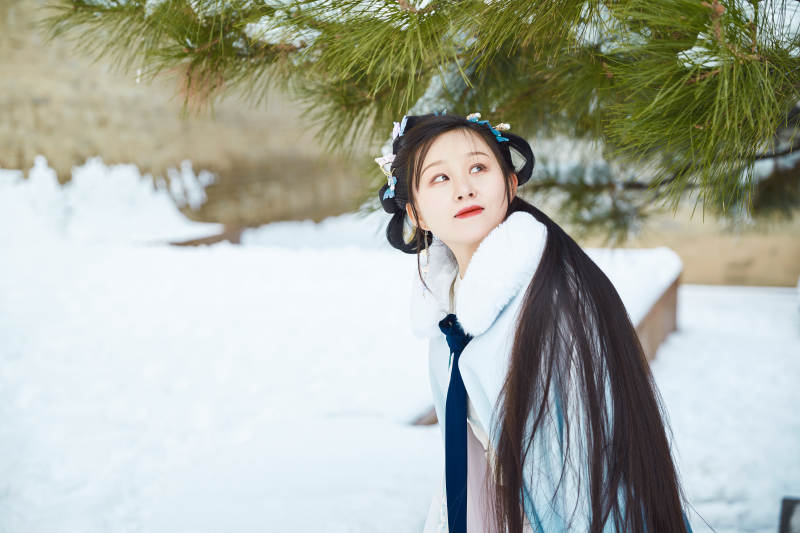 身穿古装汉服的东方女子图片