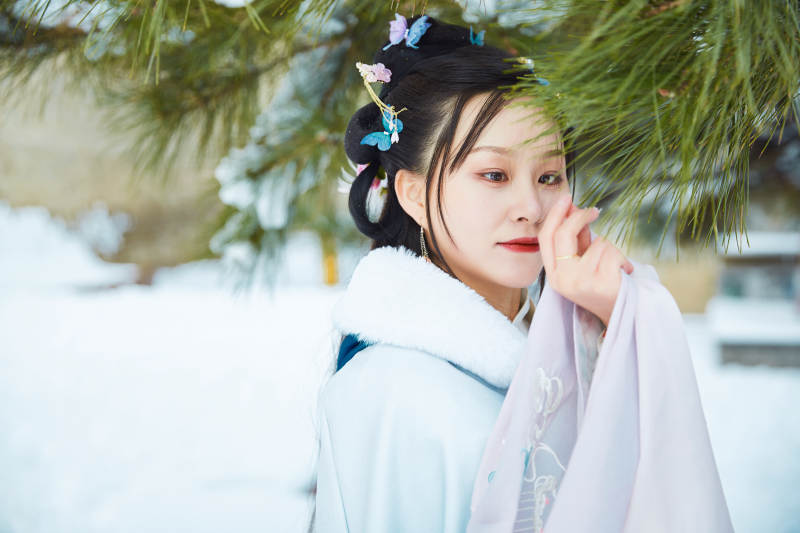 身穿古装汉服的东方女子图片