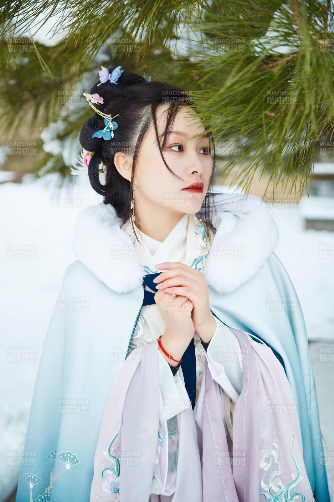 身穿古装汉服的东方女子图片