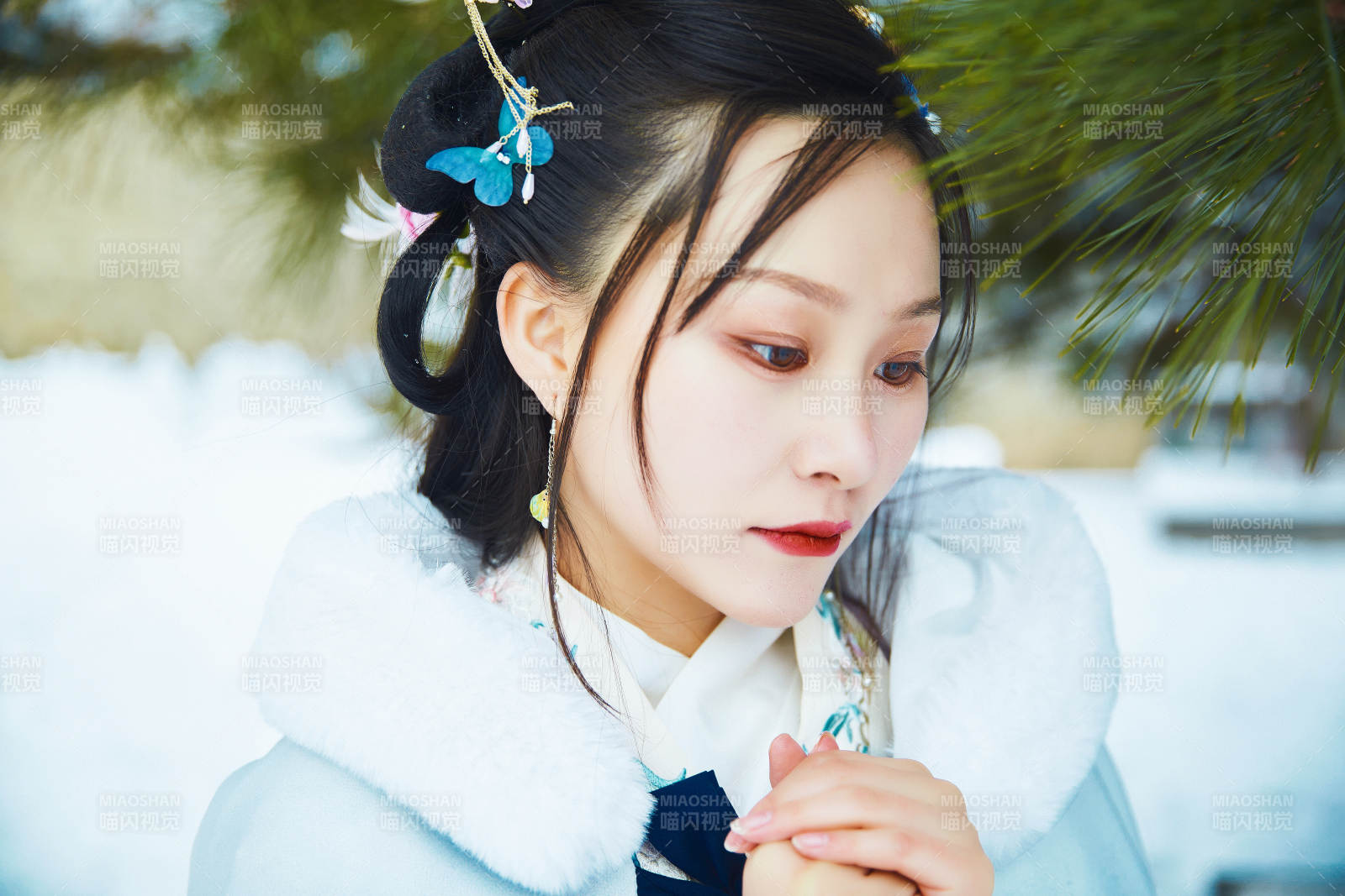 身穿古装汉服的东方女子图片