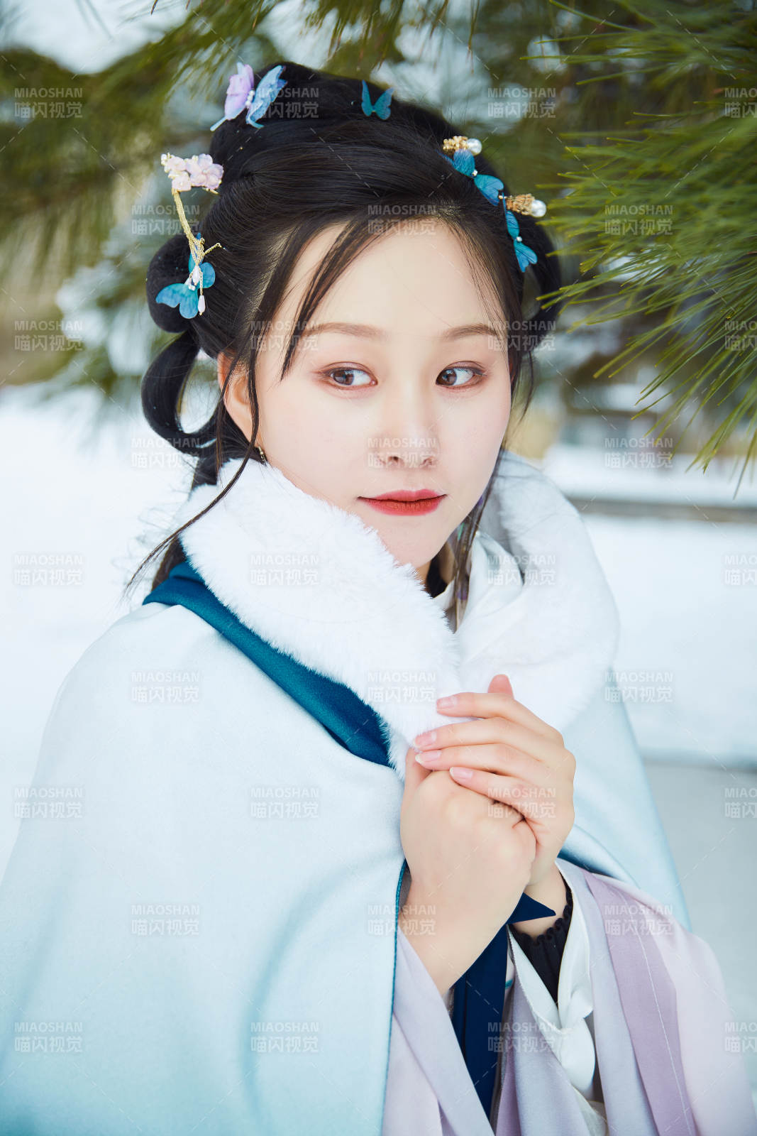 身穿古装汉服的东方女子图片