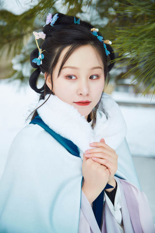 身穿古装汉服的东方女子图片