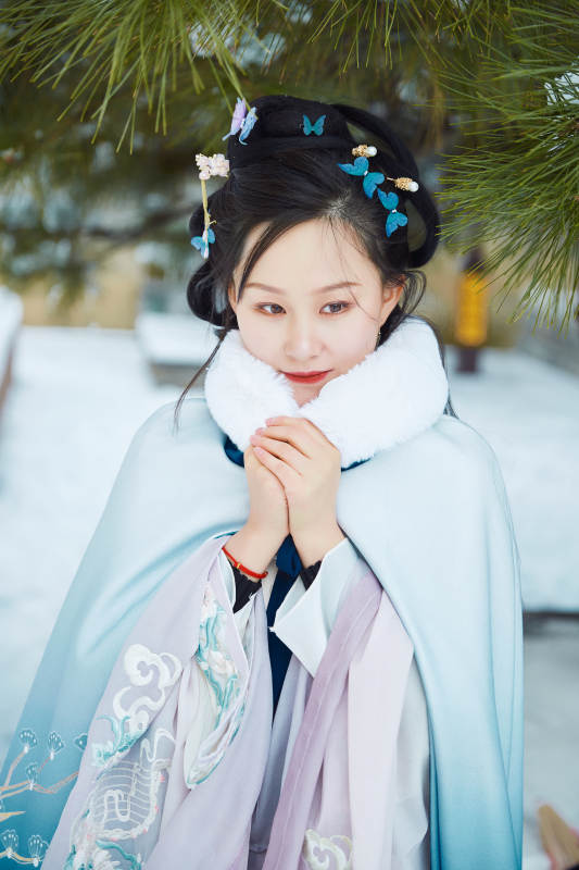 身穿古装汉服的东方女子图片