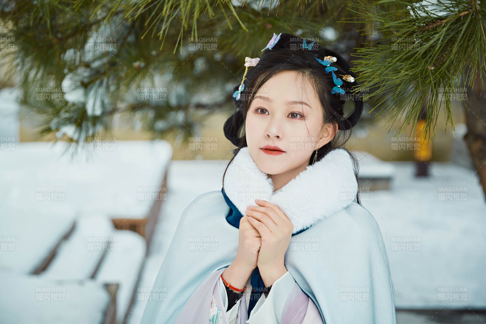 身穿古装汉服的东方女子图片