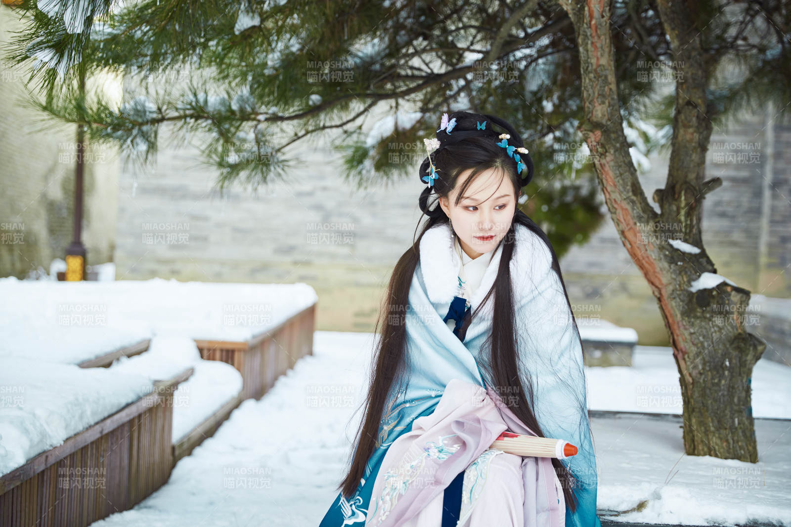 身穿古装汉服的东方女子图片