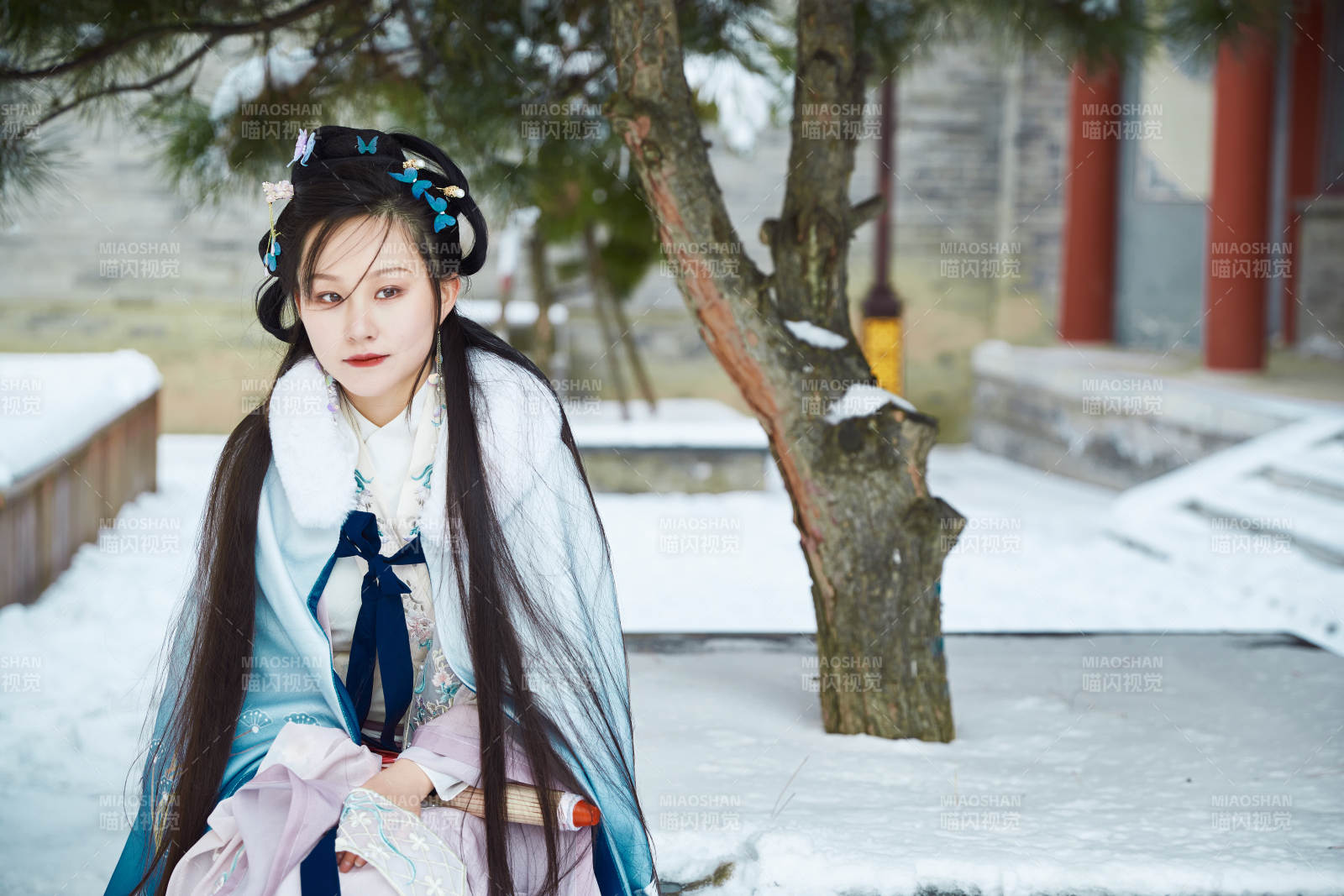 身穿古装汉服的东方女子图片