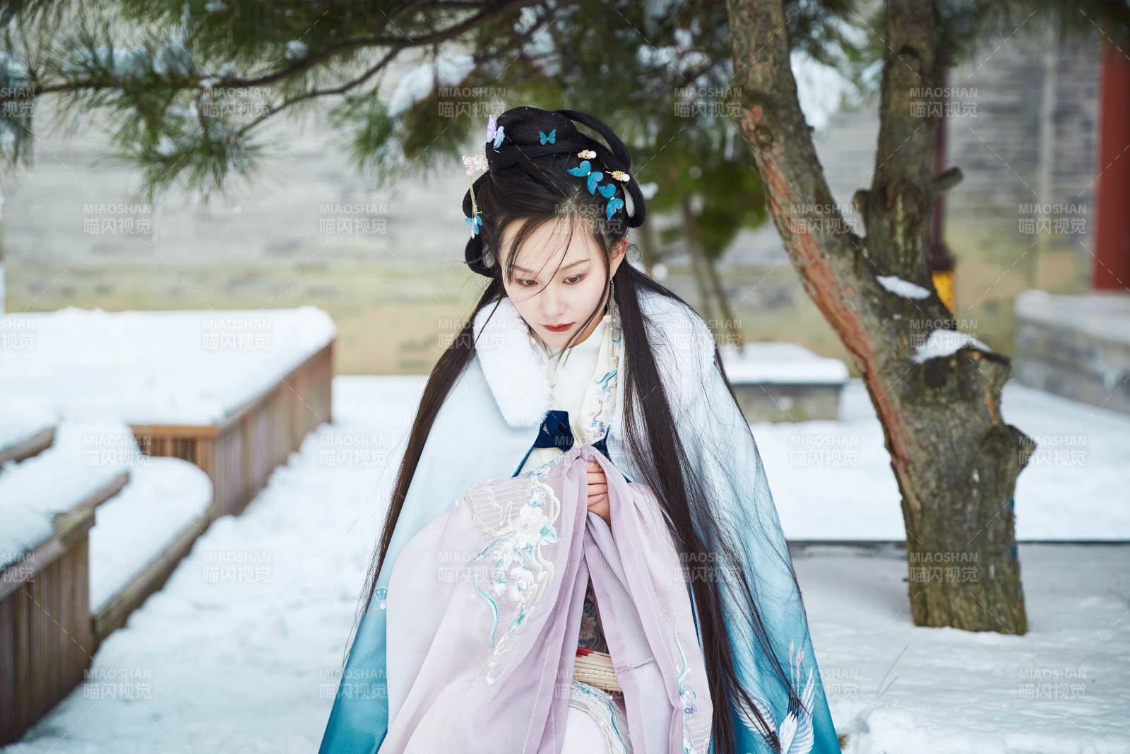 身穿古装汉服的东方女子图片